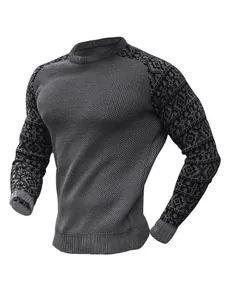 Detailansicht eines grauen Waffelstrickpullovers für Herren mit gemusterten Ärmeln