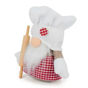 Detail van een handgemaakte chef-gnome knuffel met een houten deegroller en witte hoed