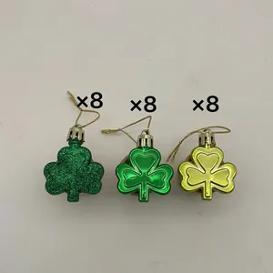 Set van 24 St. Patrick's Day klaverornamenten in drie verschillende groentinten.