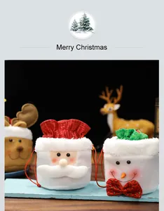 Detaillierte Ansicht von Weihnachtsmann- und Schneemann-Plüschbeuteln mit Kordelzug für Süßigkeiten