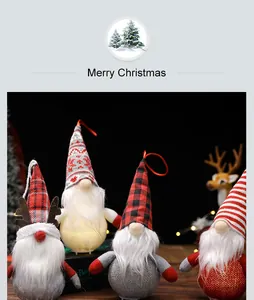 Detailansicht leuchtender Weihnachtsgnome aus Plüsch mit verschiedenen Festtagsmustern