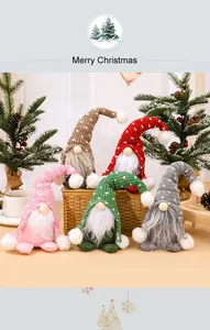Cinque gnomi nordici natalizi colorati con cappelli a maglia in ambiente festivo