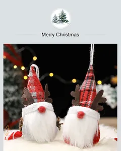 Gros plan de nains de Noël suspendus avec chapeaux à carreaux et bois.