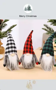 Decoratieve set van drie kerstkabouters met kleurrijke geruite mutsen en lange witte baarden