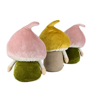 Dettaglio di gnomi di peluche in velluto a forma di fungo per decorazione pasquale