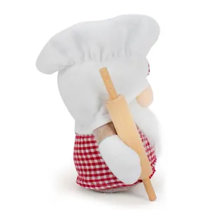 Gedetailleerd zijaanzicht van een pluche chef-kok kabouter met een deegroller