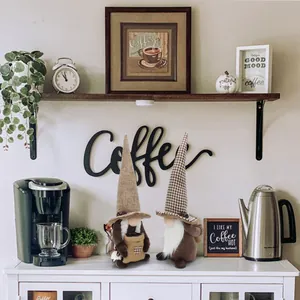 Juego de dos gnomos de peluche con temática de café decorando un rincón.