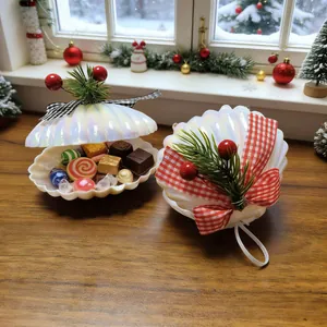 Kreative perlmuttfarbene Muschel-Weihnachtsdekoration als festliche Süßigkeitenschachtel