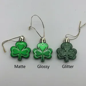 Detail van 24 klavertje drie ornamenten voor St. Patrick's Day in mat, glans en glitter.