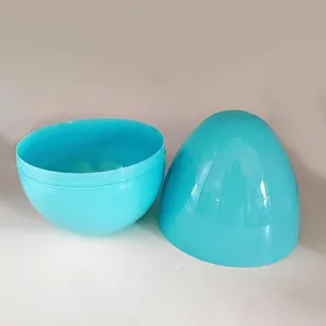 Detalle de huevos de Pascua de plástico azul grandes abribles para regalos y dulces