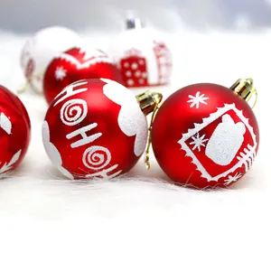 Macrodetail van rood-witte handbeschilderde kerstballen op witte pluizige kunstsneeuw
