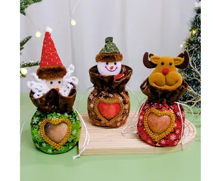 Lot de trois sacs cadeaux de Noël avec motifs Père Noël, Bonhomme de neige et Renne