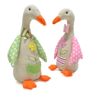 Paire de figurines d'oies en tissu fait main avec détails d'ailes et de fleurs