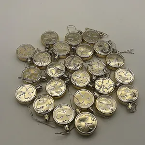 Detailweergave van 24 gouden klaver-hangers voor St. Patrick's Day feestdecoratie