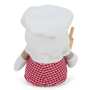 Gedetailleerd achteraanzicht van handgemaakte chef kabouter knuffel met deegroller