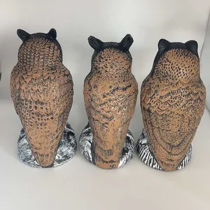 Vista posteriore dettagliata di statuette di gufo con trama realistica delle piume