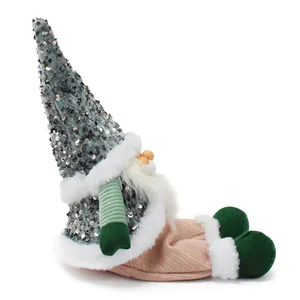 Gros plan d'un gnome de Noël avec un chapeau à paillettes brillantes et un visage en résine