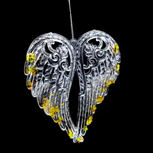 Detailansicht transparenter Acryl-Engelsflügel-Anhänger mit Goldpailletten für Weihnachten