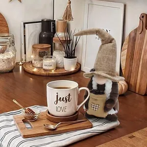 Gnomo de café hecho a mano de peluche con saco de granos en cocina acogedora