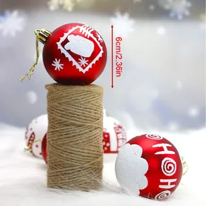 Detailweergave van een rode handgeschilderde 6cm kerstbal op een rol touw