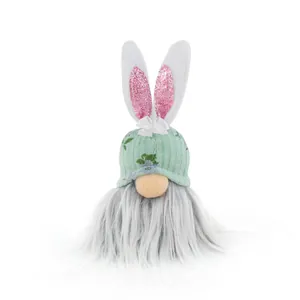 Nahaufnahme von Osterwichtel-Plüsch mit mintgrüner Mütze und glitzernden Hasenohren