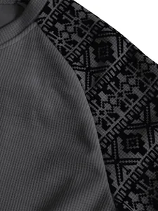 Makro-Detail des grauen Waffelstrickpullovers für Herren mit geometrischem Ärmelmuster