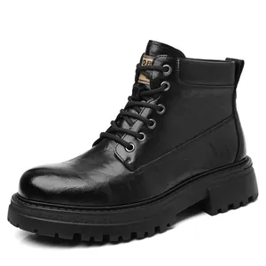 Botas de trabajo para hombre en color negro con suela gruesa de goma y cordones de seguridad