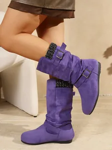 Stivali a metà polpaccio in pelle scamosciata viola con fibbie e bordo in maglia su modella