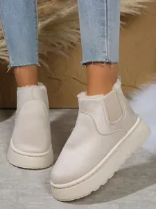Detailansicht beige Plateau-Schneestiefel mit warmem Fleecefutter und Gummizug