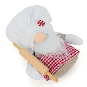 Gedetailleerde close-up van een charmante chef-kabouter pluche pop met een houten deegroller