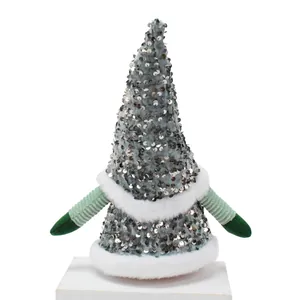 Détail d'une figurine de gnome de Noël avec paillettes argentées et bordure en fourrure.