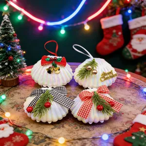 Perlmuttfarbene Muschel-Weihnachtsschmuckboxen mit festlichen Bändern und Kiefernakzenten