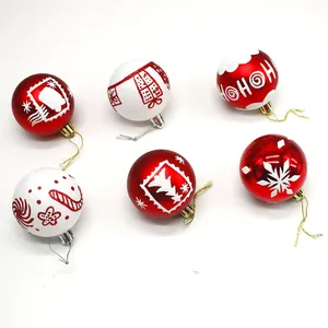 Detailopname van rood-witte handgeschilderde kerstballen met feestelijke patronen.