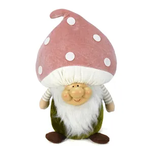 Dettaglio di uno gnomo di peluche a fungo con viso in resina scolpito e barba bianca