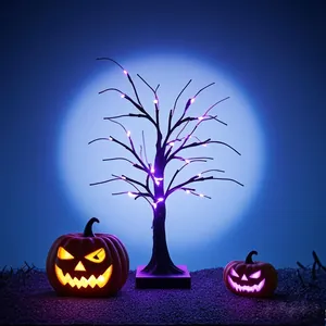 Nahaufnahme eines leuchtenden Halloween-LED-Baums mit dekorativen Kürbissen im Dunkeln