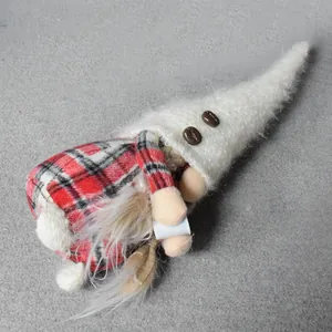 Primer plano de un gnomo de peluche temático de café hecho a mano que sostiene una taza