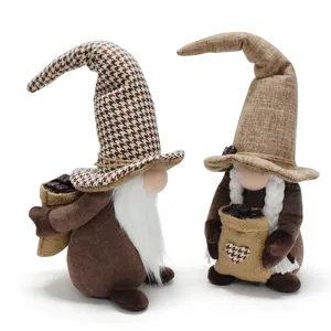 Detalle de dos gnomos de café con sombreros de tela y sacos de arpillera con granos de café.