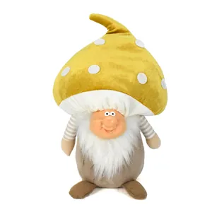 Vista dettagliata di uno gnomo a fungo con viso in resina e barba bianca di peluche.