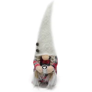 Detalle de un muñeco gnomo de café con gorro blanco y taza corazón