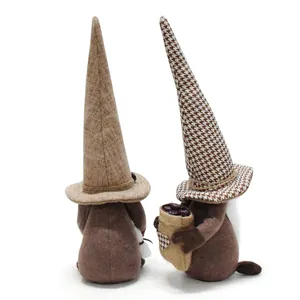 Vista trasera de gnomos de café marrones con sombreros de pata de gallo y colores lisos