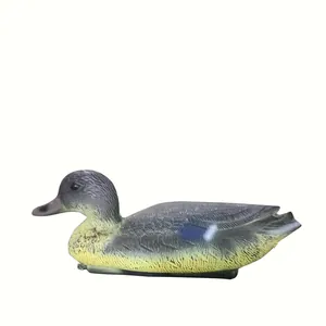 Zijaanzicht van een realistische eendendecoratie voor de tuin met getextureerde veren