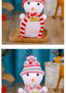 Nahaufnahme eines niedlichen gestrickten Weihnachts-Schneemanns mit Streifen-Schal
