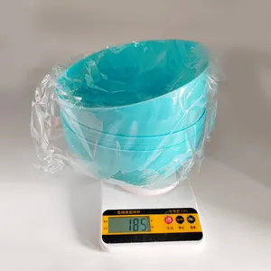 Recipientes de huevos de Pascua azules pesándose, mostrando 185g en la báscula