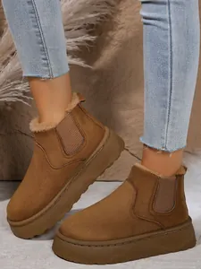 Warme braune Damen-Schneestiefel aus Wildleder mit Plateau und weichem Fleecefutter.