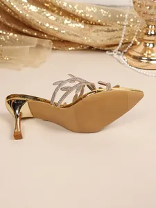 Eleganti sandali a spillo dorati con cinturini a foglia di strass e punta chiusa