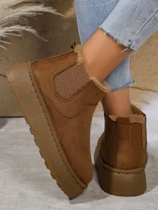 Detailansicht brauner, fleecegefütterter Schneestiefel mit dicker Sohle und Elastikband.