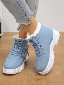 Detailansicht der hellblauen, mit Kunstfell gefütterten Winter-Martin-Stiefel mit Schnürung