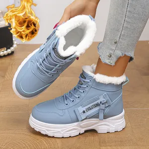 Vue détaillée des bottes d'hiver bleu clair pour femmes avec doublure en fausse fourrure.