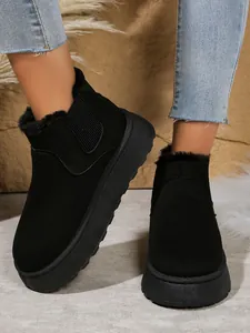 Detailansicht schwarzer Damen Plateau Schneestiefel mit warmem Kunstfellfutter und Gummizug
