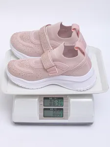 Roze strass sneakers op een weegschaal met gewicht van 0,630 kg voor licht comfort